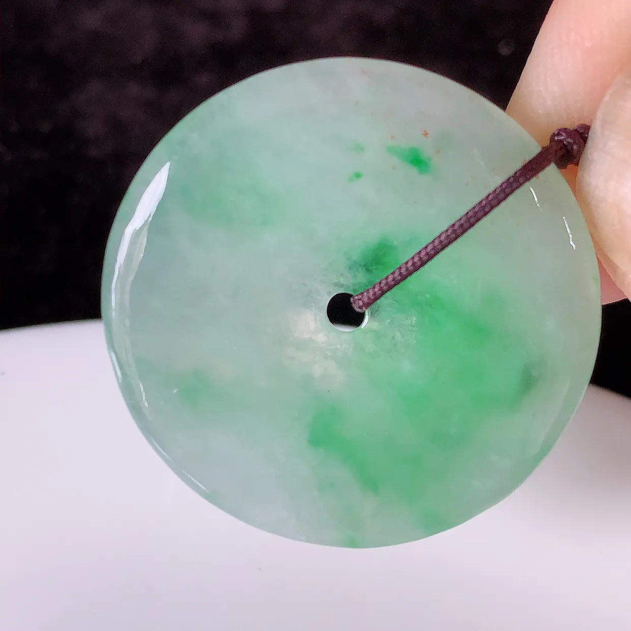 自然光实拍，冰种飘阳绿翡翠平安扣吊坠，平平安安，种水很好，配戴精美！#41.22