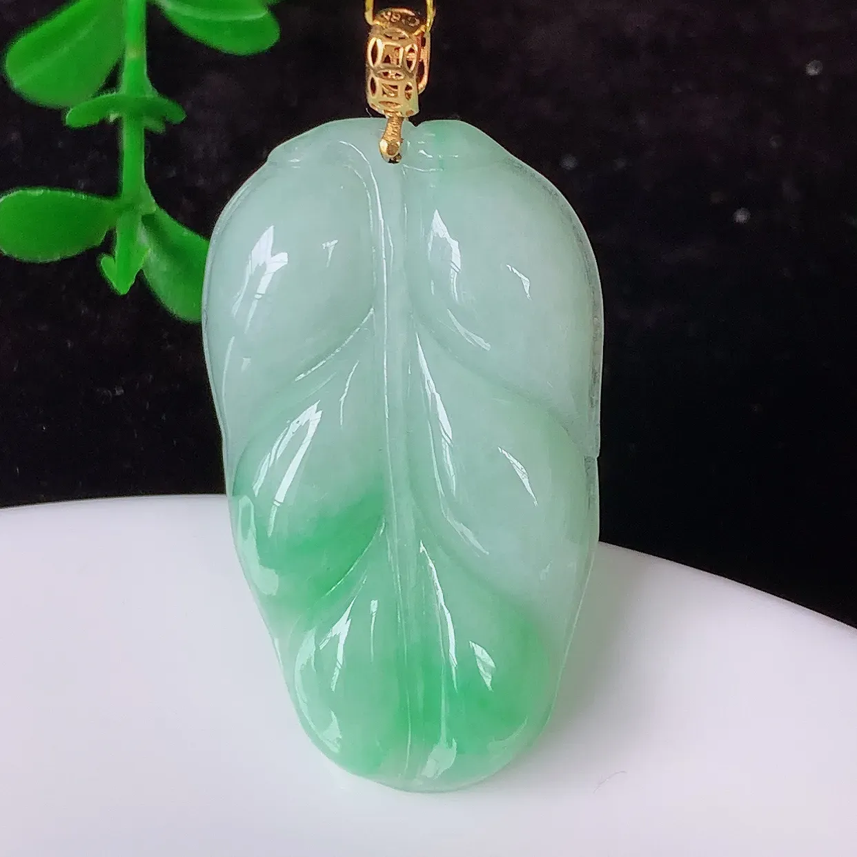 18K金镶嵌冰润飘绿翡翠金枝玉叶叶子吊坠，玉质细腻，时‮大尚‬方，款式经典，佩戴优雅高贵上档次！#3