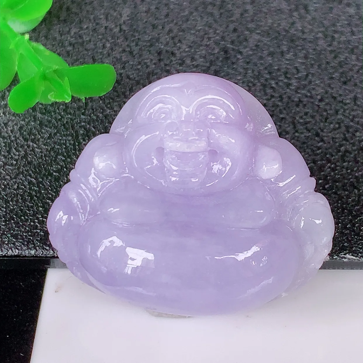 自然光实拍，冰润紫罗兰翡翠佛公吊坠，玉笑佛，饱满，开脸喜庆， 配戴优雅迷人！#01.19