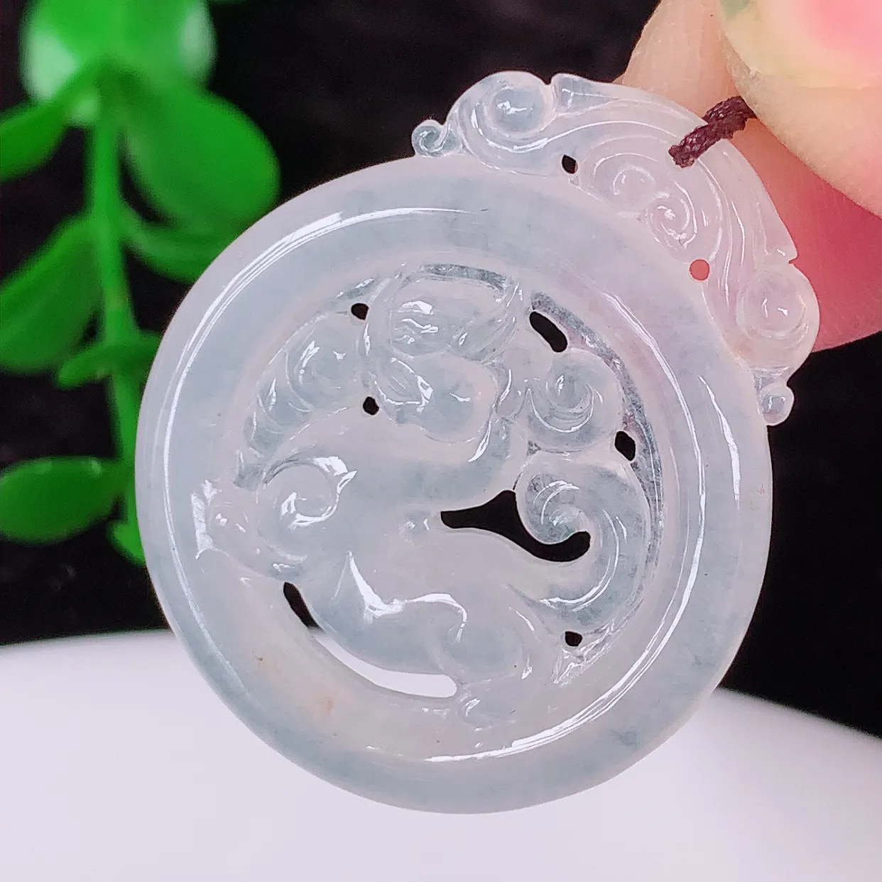 自然光实拍，冰种翡翠麒麟吊坠，仿古招财进宝如意玉麒麟；冰透起莹，老坑冰润，镂空精雕工艺。佩戴翡翠麒麟
