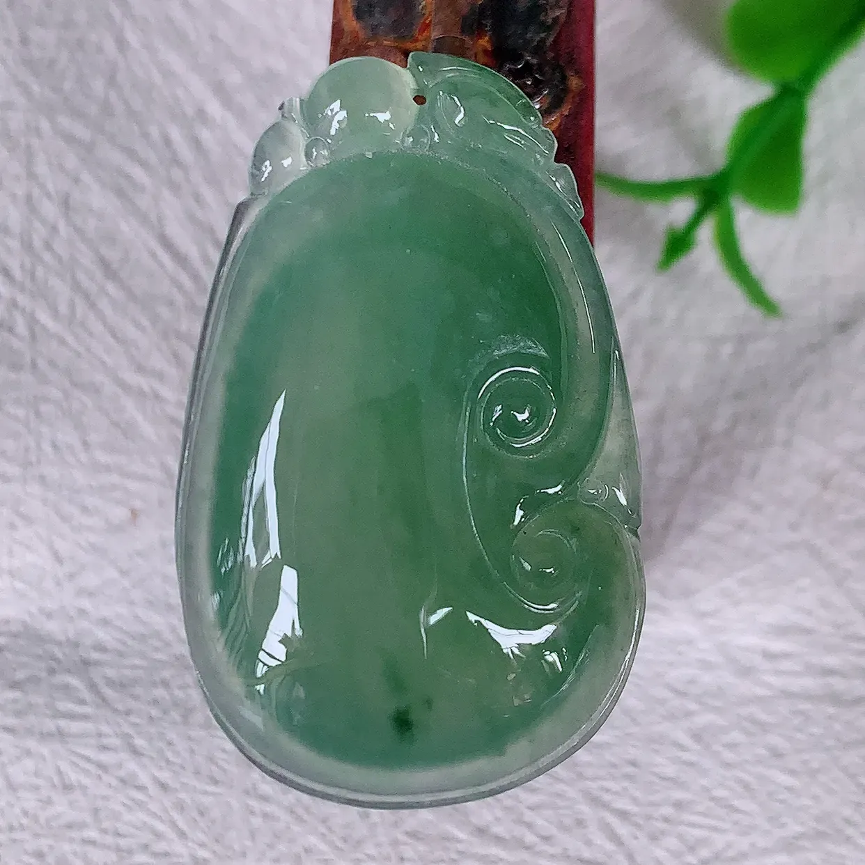 自然光实拍，冰种满绿飘花翡翠如意吊坠，冰透，翠色灵动，饱满，万事如意，如意一生， 配戴精美！#01.19