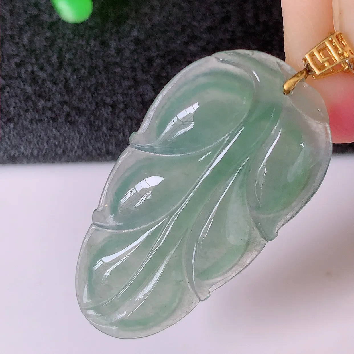 18K金镶嵌冰种翡翠金枝玉叶叶子吊坠，种老水足，雕工精湛 ，寓意美好，佩戴时尚出众！#12.24