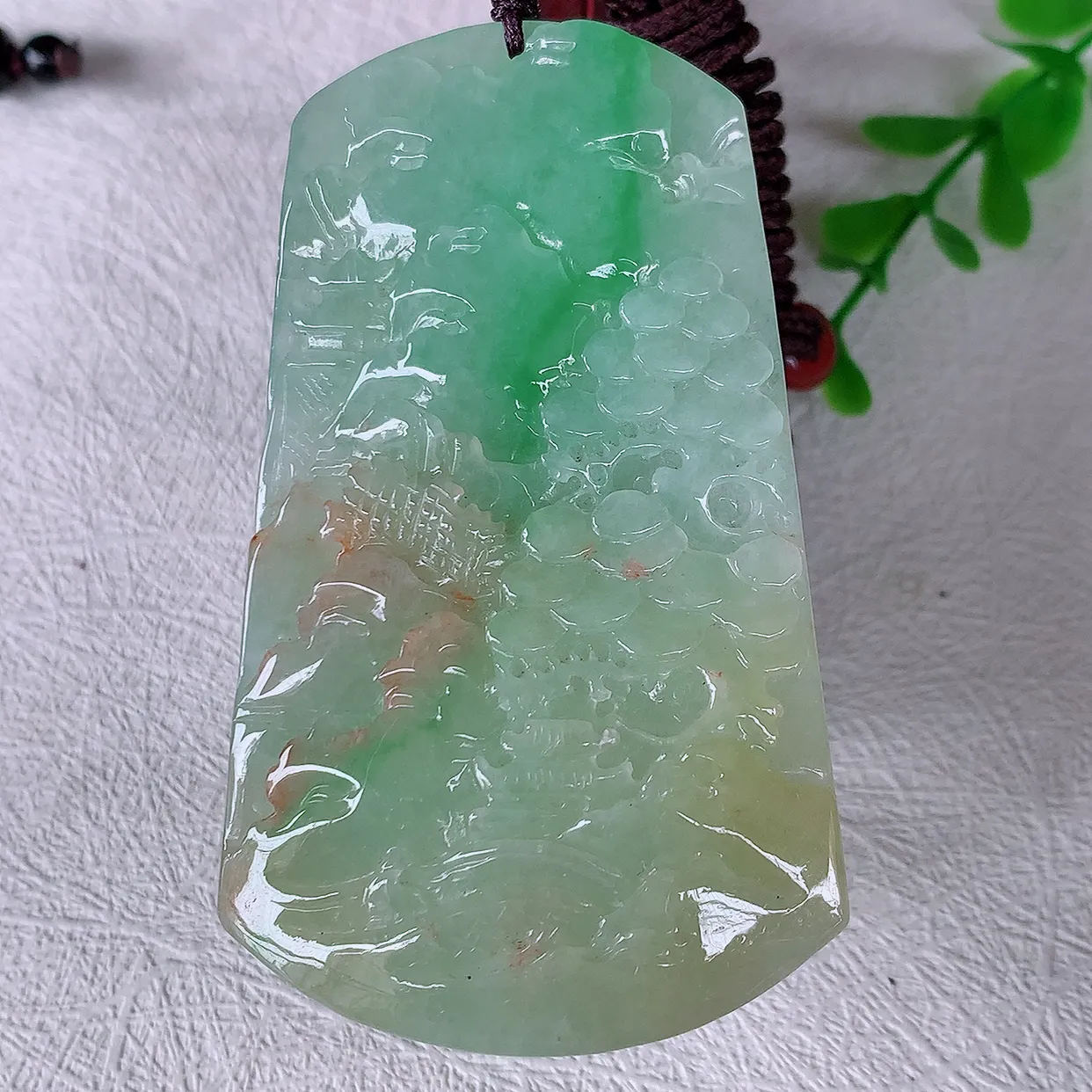 自然光实拍，冰润黄加绿翡翠山水牌吊坠，翡翠山水，立体生动形象，山水素材布局合理，意境感佳，佩戴上身效果更高贵 #46.24