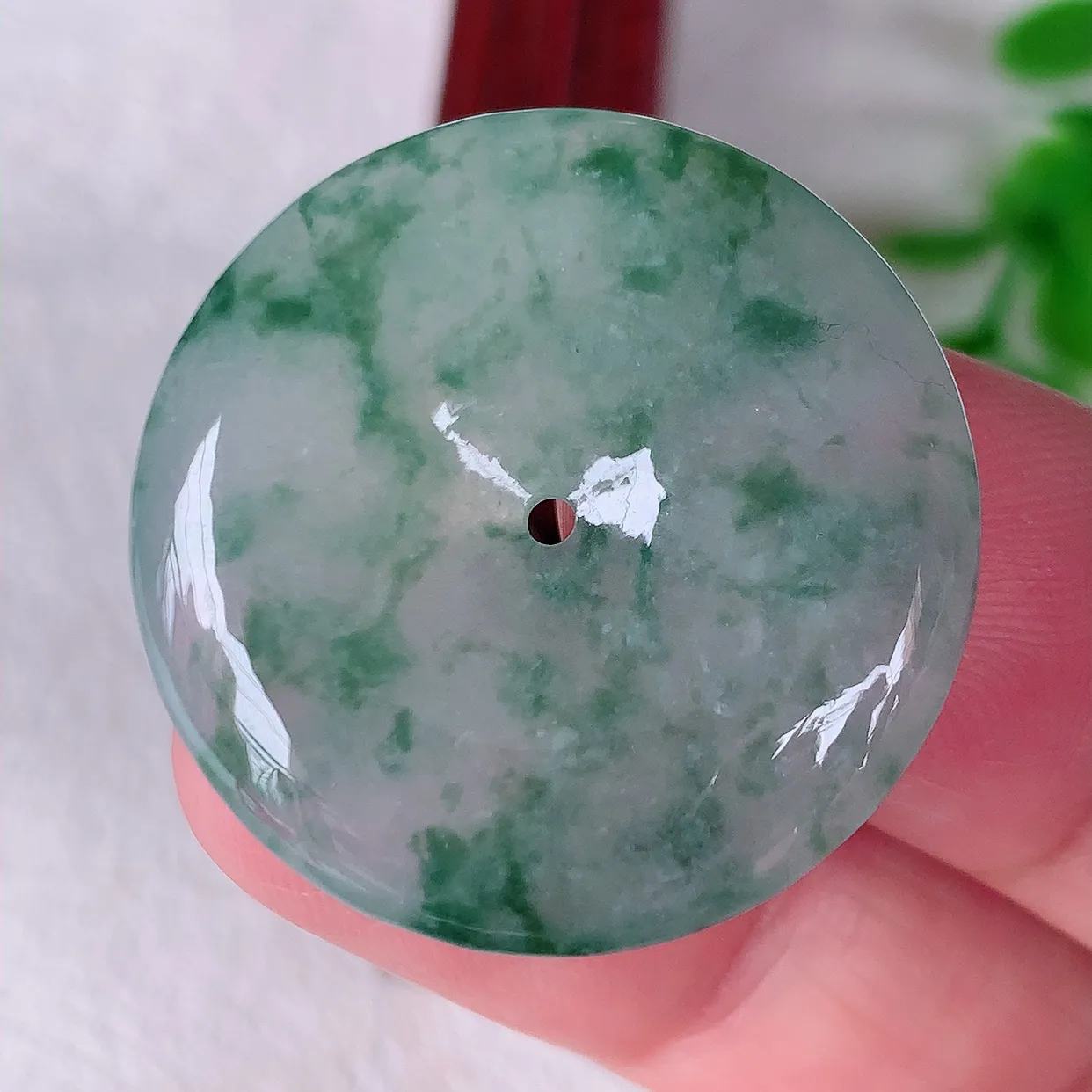 自然光实拍，冰种飘花翡翠平安扣吊坠，玉扣，平安是福；很美的料子，平安扣佩戴优雅迷人！#60.24