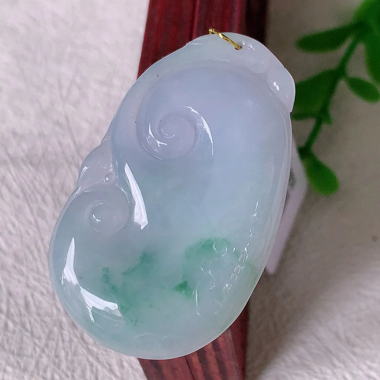 自然光实拍，冰润紫罗兰飘花翡翠如意吊坠，玉坠百搭又精致，寓意着吉祥，事事如意！#35.22