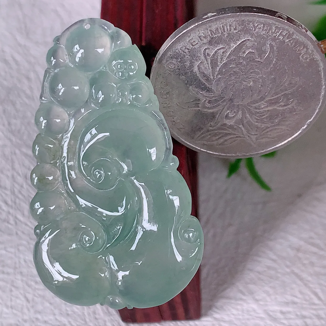 自然光实拍，冰种翡翠如意吊坠，冰透，翠色灵动，饱满，万事如意，如意一生， 配戴精美！#01.19