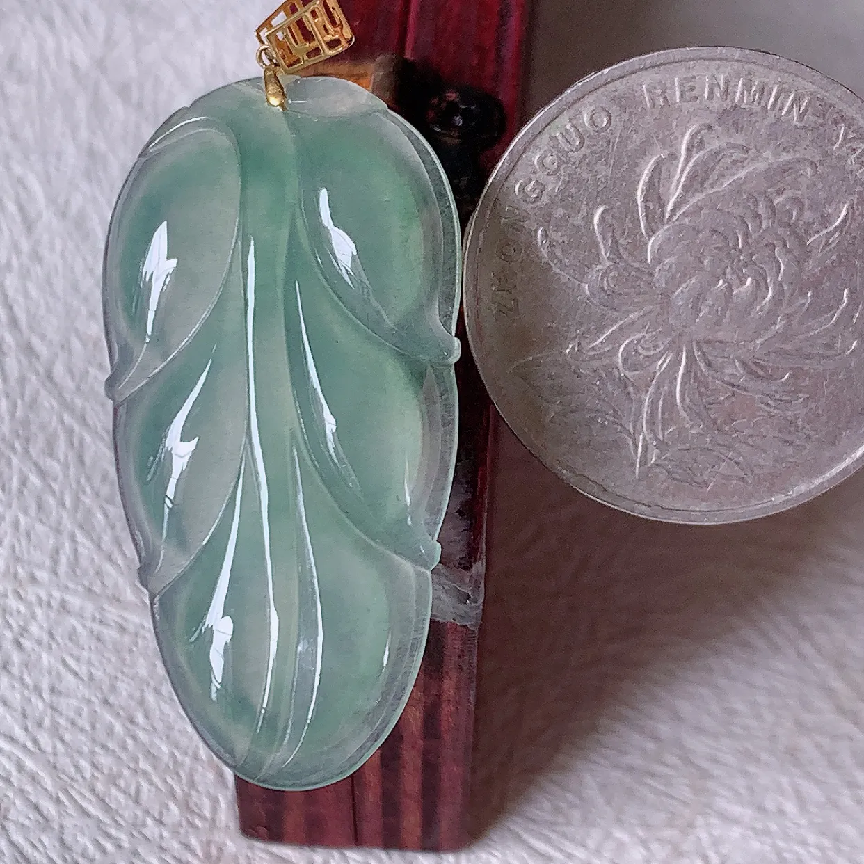 18K金镶嵌冰种翡翠事业有成叶子吊坠，种老水足，雕工精湛 ，寓意美好，佩戴时尚出众！#12.24