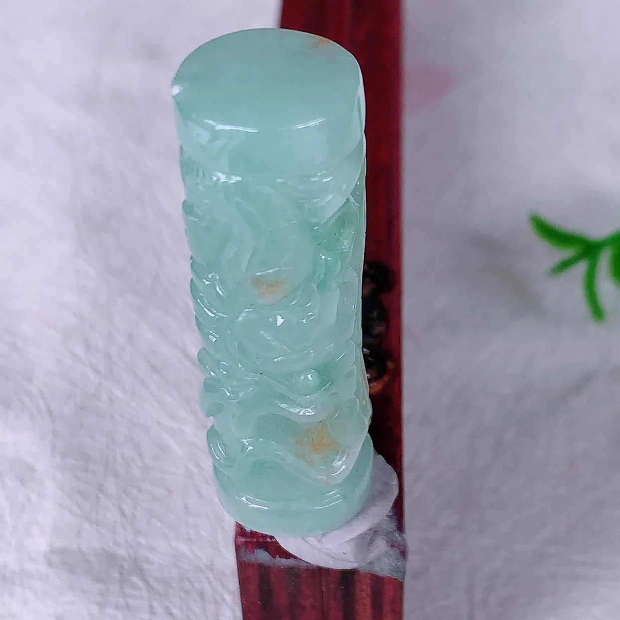 自然光实拍，精雕黄加绿翡翠龙柱吊坠，龙行天下，雕工立体精湛，种老水足，配戴霸气时尚，值得收藏!#46