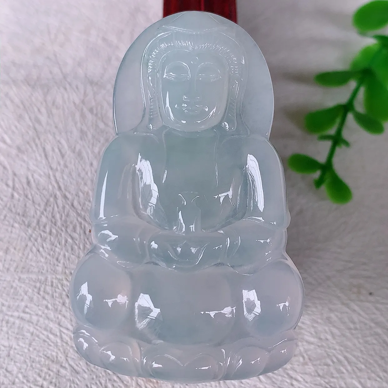 自然光实拍，冰种翡翠观音吊坠，赐福翡翠观音，冰透，起强玻璃光泽，观音面相慈祥，雕琢细致，佩戴气质！#60.24