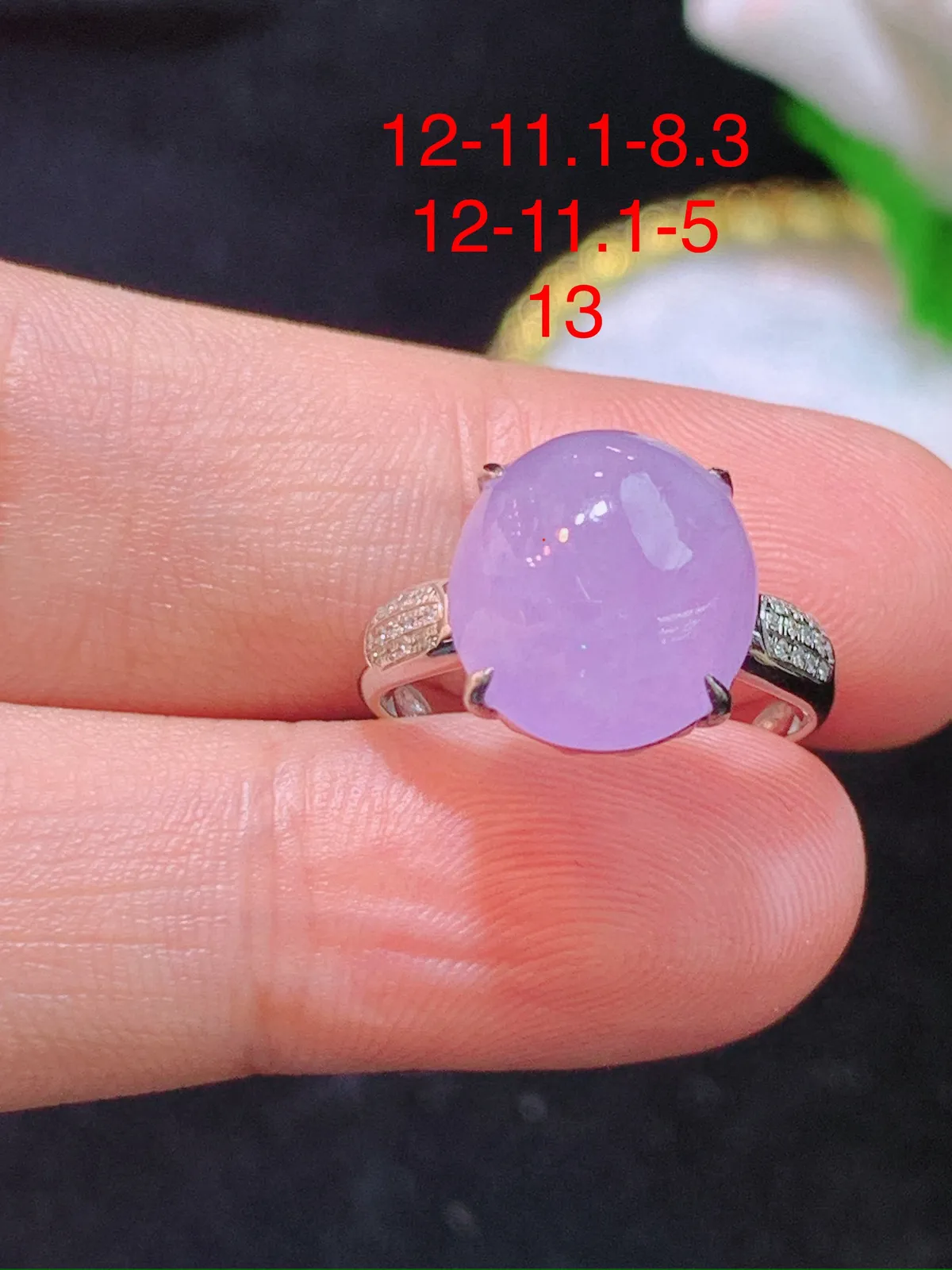 特惠特惠
翡翠A货 紫罗兰蛋面戒指
18k金镶嵌，冰润细腻，佩戴效果出众