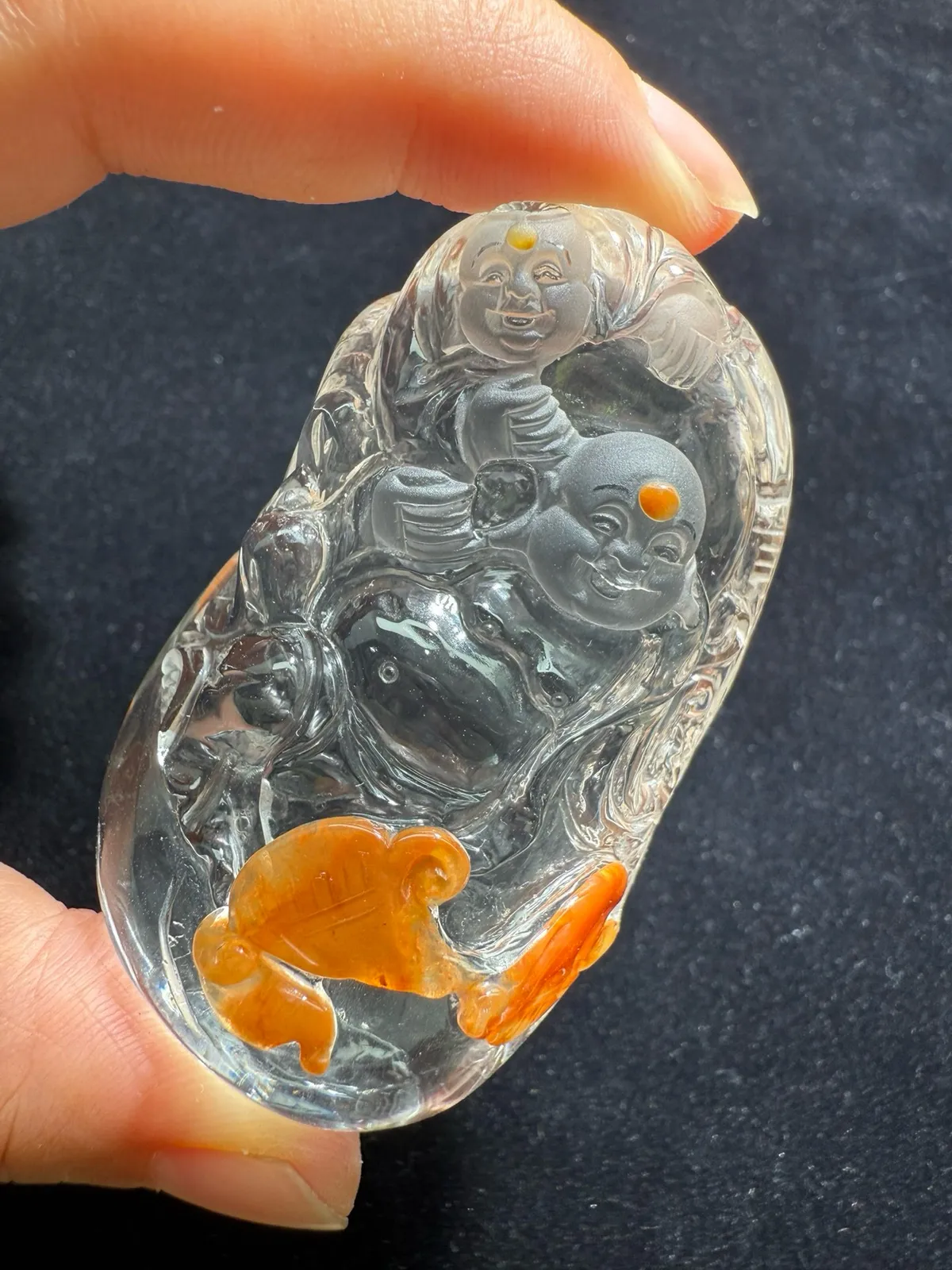 【童子戏佛】天然俏色红黄兔毛童子戏佛水晶吊坠手把件，红红火火 雕工精湛奢华，招桃花，促姻缘，稳固婚姻颜色非常鲜艳实物颜色更漂亮！规格：65.6*41.1*26mm
