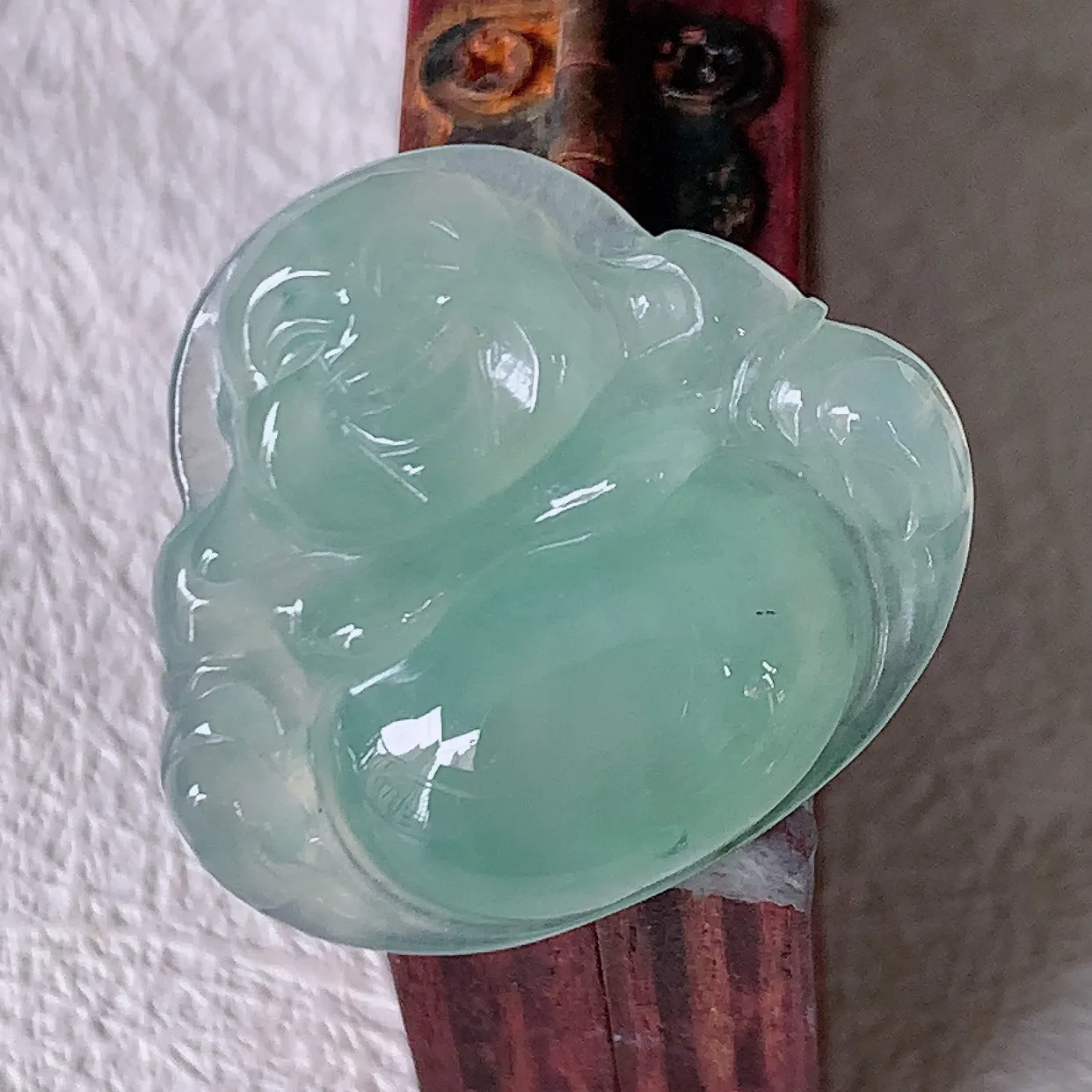 自然光实拍，冰种飘花翡翠佛公，水灵起胶，翠色迷人，佛公在心中，一生平安，饱满圆润，开怀大笑佛公，配戴灵气十足！#57.22