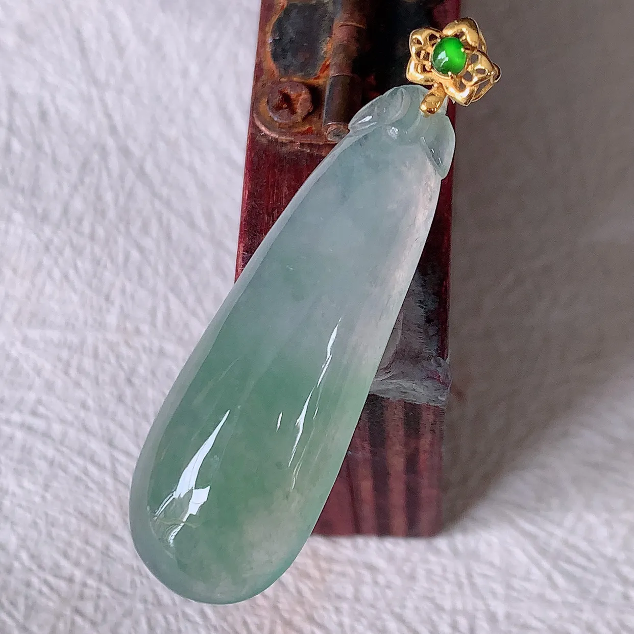 18K金镶嵌冰种飘花翡翠招财福瓜吊坠，精美饱满福瓜，种水足，形态圆润饱满，福相十足 ！#12.22