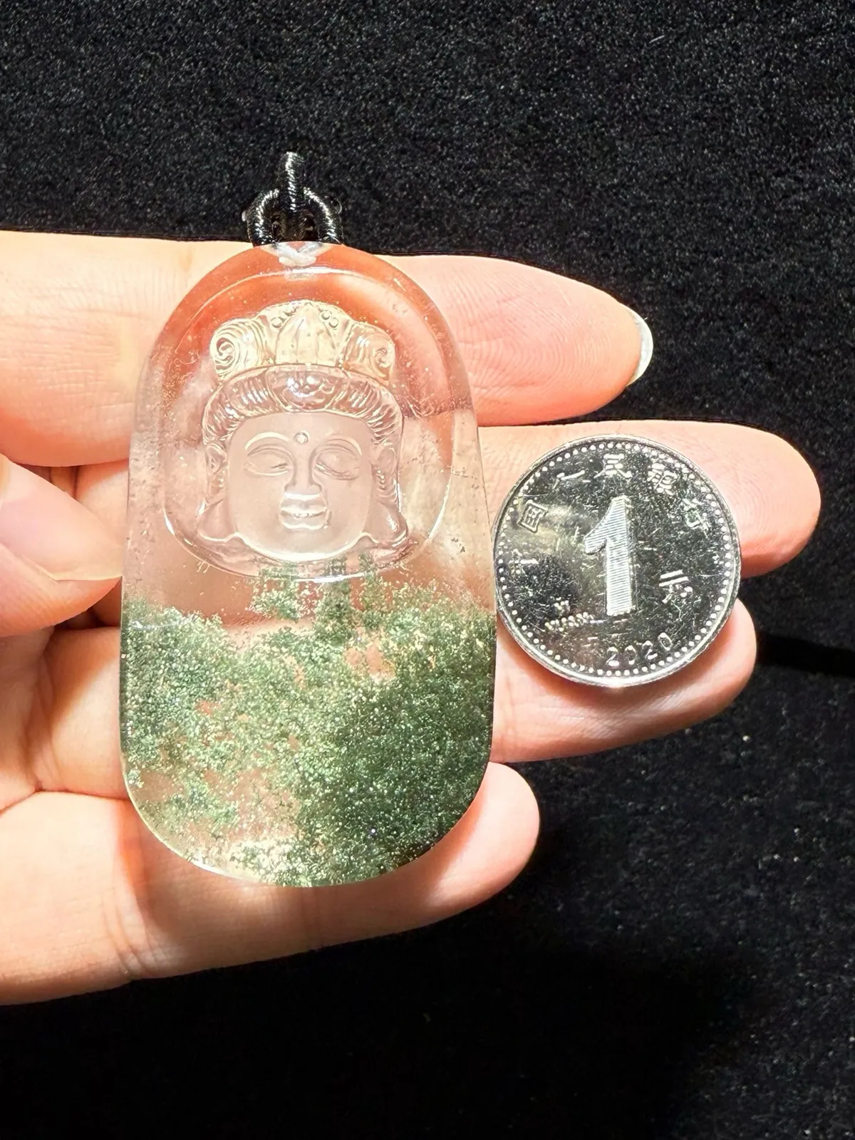 天然绿幽灵聚宝盆观音吊坠纯白体，晶体通透，颜色翠绿，形成聚宝盆雕工精湛！绿幽灵景色美！这么美的货值得收藏大师级细致开脸！佩戴观音保平安水头足，饱满。规格：54.4*31.7*14.1mm。重量：40克。