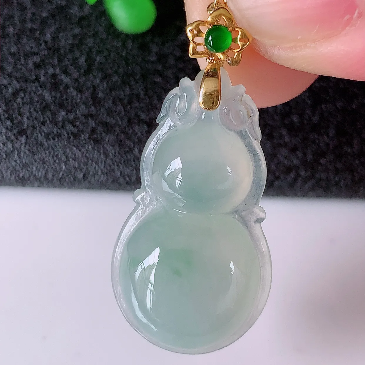 18K金镶嵌冰种飘花翡翠葫芦吊坠，葫芦寓意福禄双全，财源滚滚，佩戴效果优雅迷人！#12.24