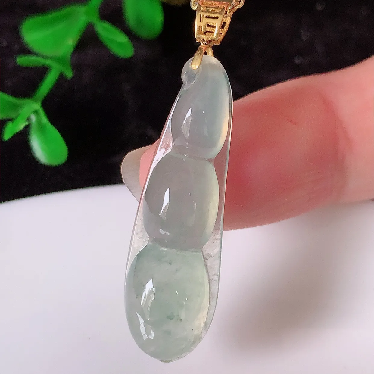 18K金镶嵌冰种翡翠四季豆吊坠，平安豆福豆玉坠，冰润通透，豆粒饱满，寓意：豆蔻年华！#41.22