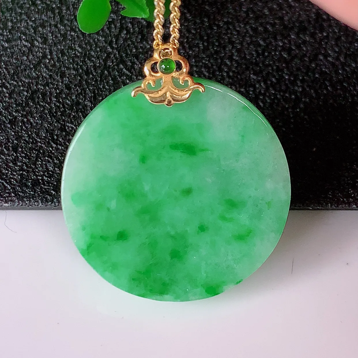 18K金镶嵌冰润飘绿翡翠圆平安无事牌吊坠，翡翠无事牌，平平安安，无事牌翠色灵动，佩戴平安时尚！#57.24