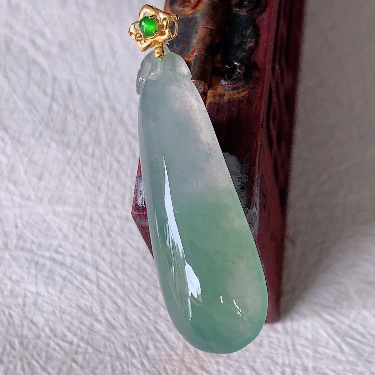 18K金镶嵌冰种飘花翡翠招财福瓜吊坠，精美饱满福瓜，种水足，形态圆润饱满，福相十足 ！#12.22