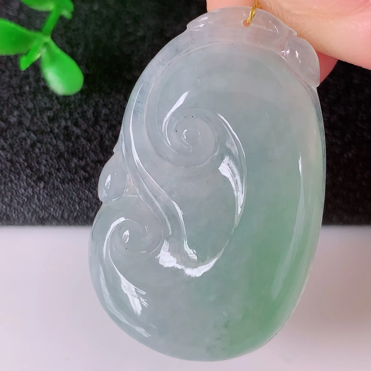 自然光实拍，冰种飘花翡翠如意吊坠，玉坠百搭又精致，寓意着吉祥，事事如意！#00.24