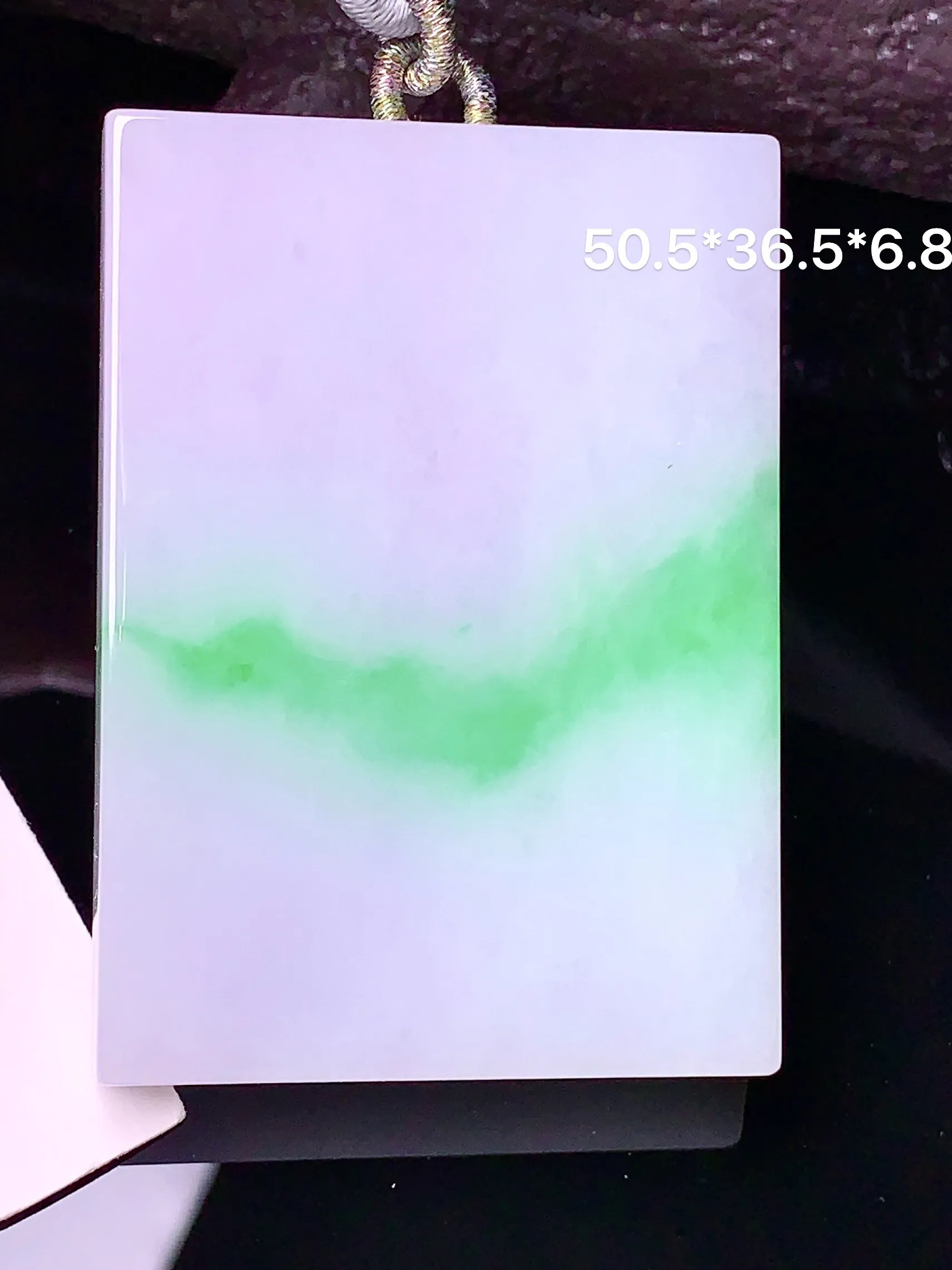 飘绿无事牌吊坠 玉质细腻 色泽清新艳丽 整体尺寸50.5*36.5*6.8