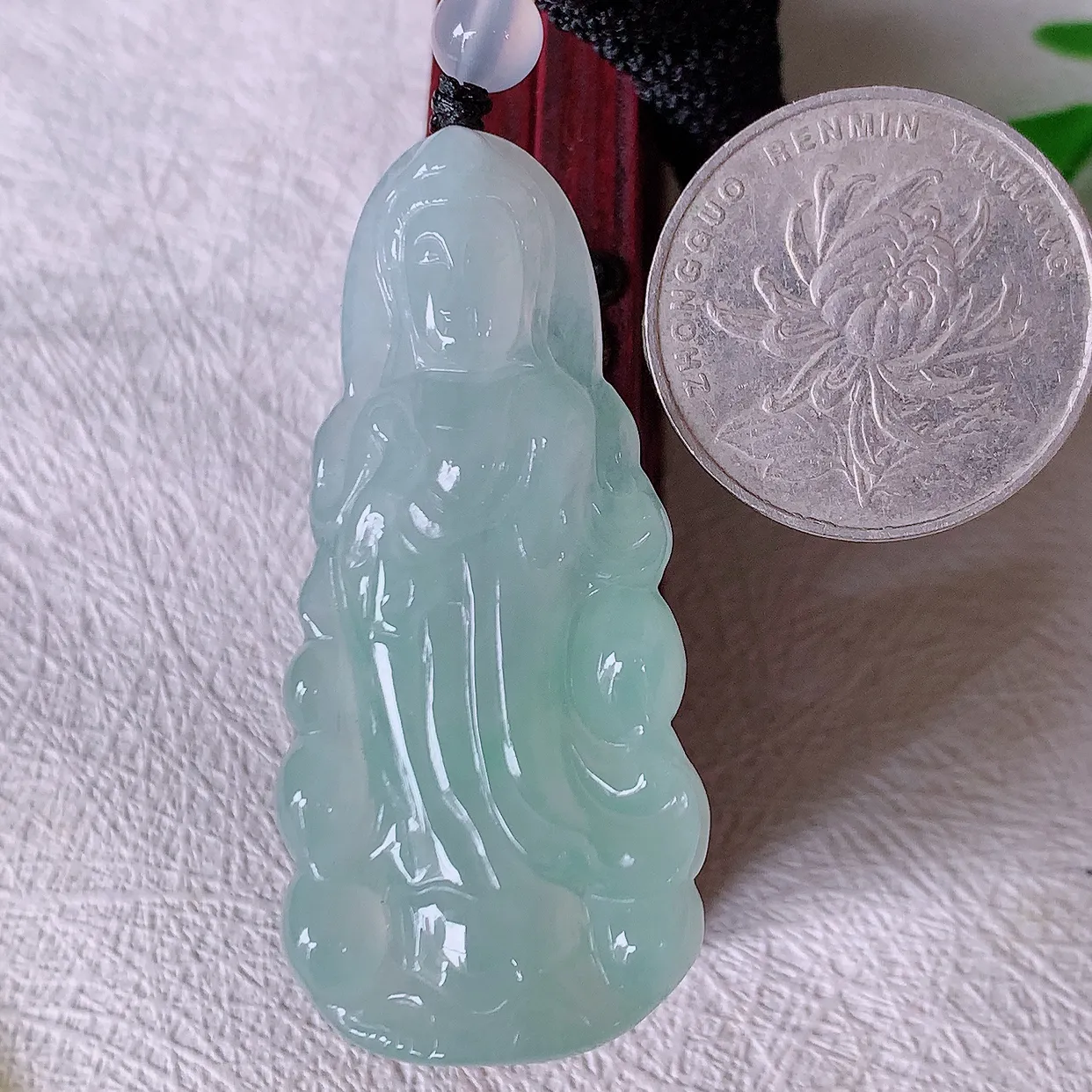 自然光实拍，冰种飘花翡翠观音菩萨吊坠，赐福观音，玉润通透，慈祥端庄！#46.22