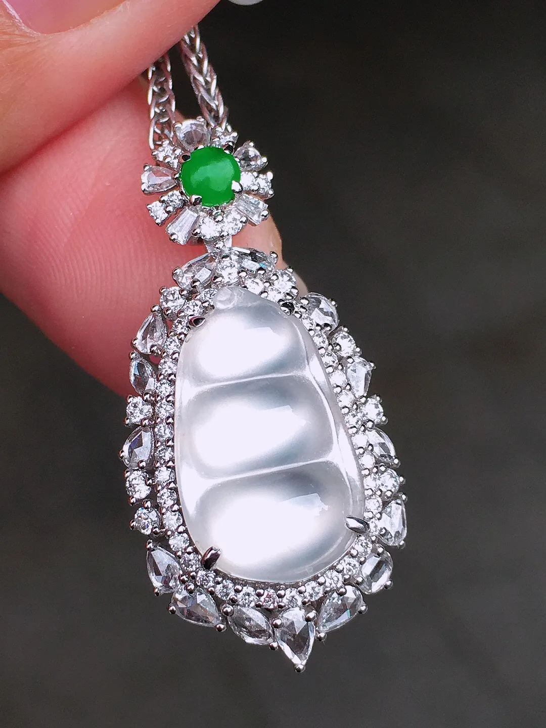 玻璃种福豆吊坠，玉质细腻，荧光感超
强，饱满圆润，尽显优雅气质，18k
金豪华镶嵌