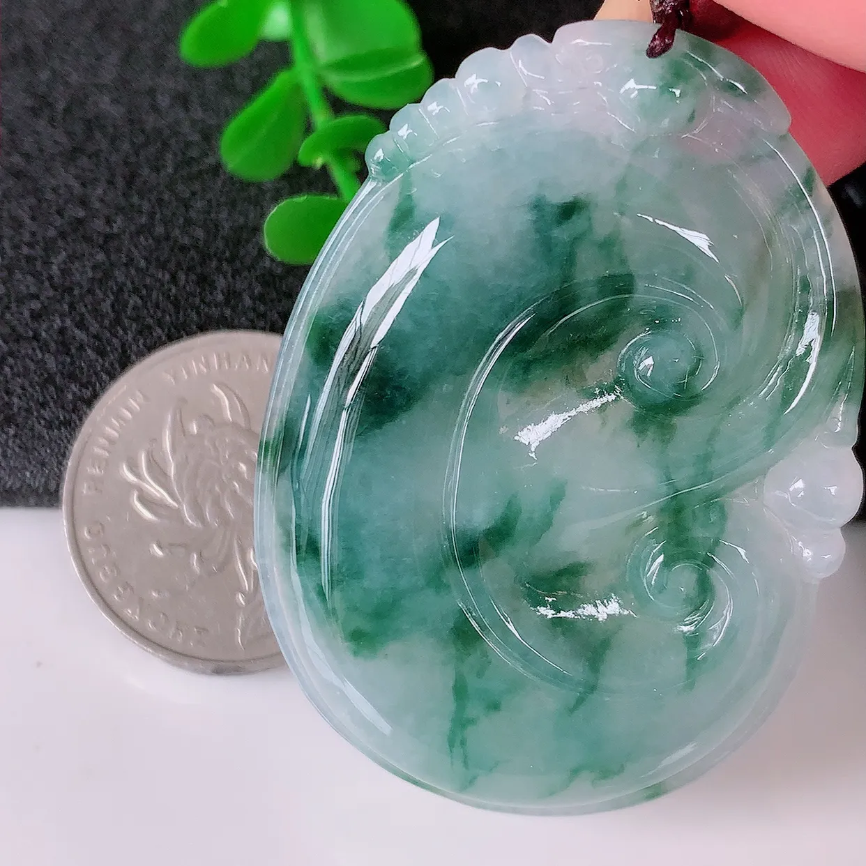 自然光实拍，大件饱满冰飘花翡翠如意吊坠，玉坠百搭又精致，寓意着吉祥，事事如意！#46.24