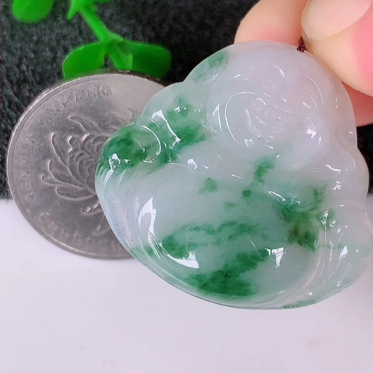 自然光实拍，冰飘花翡翠佛公吊坠，玉笑佛，饱满，开脸喜庆，配戴优雅迷人！#57.24