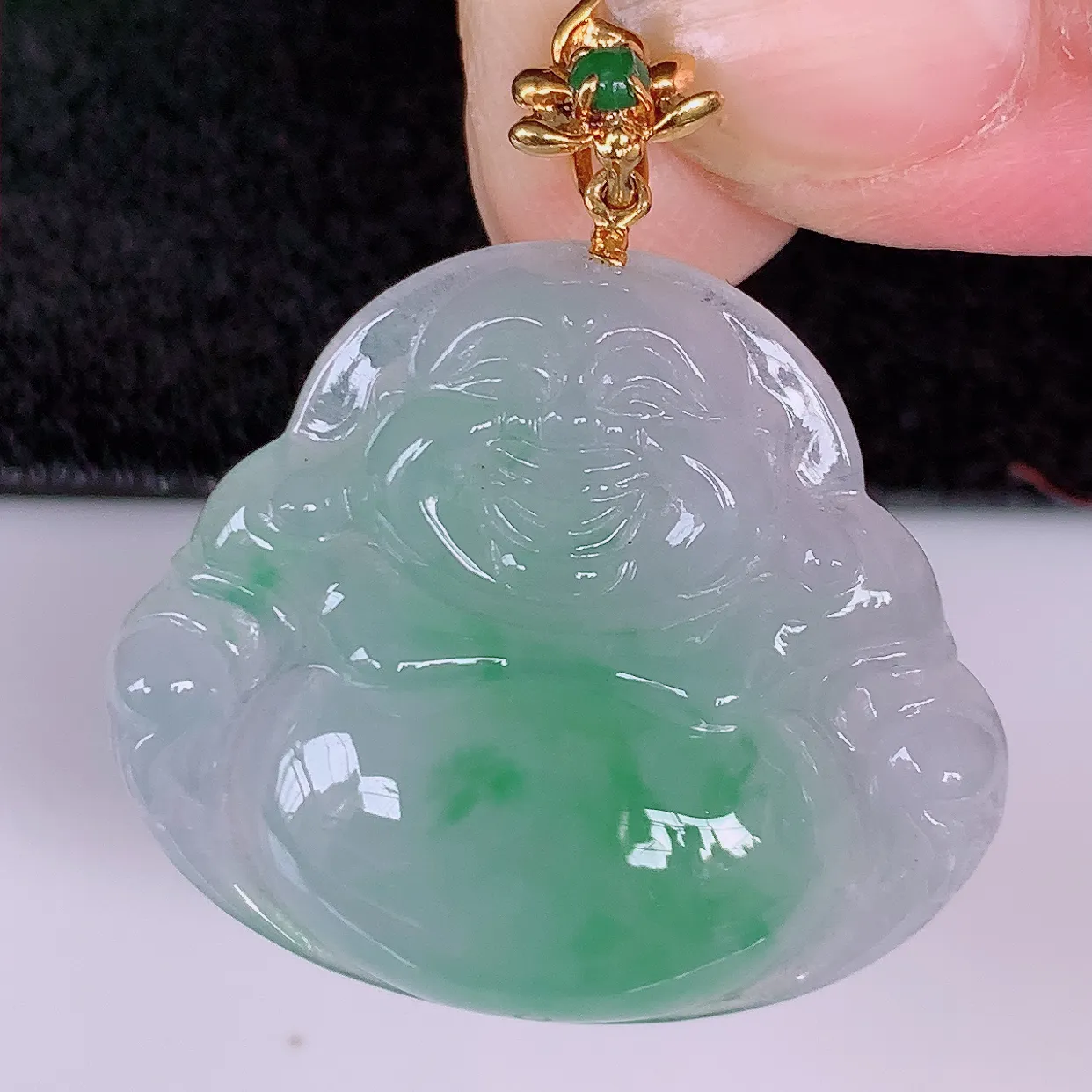 自然光实拍，18K金镶嵌冰种飘绿翡翠佛公吊坠，冰透饱满， 佛公亦保平安，寓意有福（佛公）相伴，品相佳，配戴优雅迷人！#99.22整体35裸石30.5*27*5.6