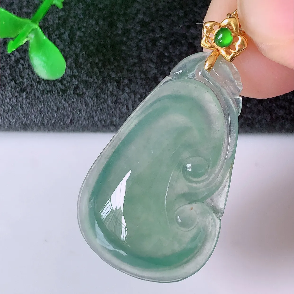 18K金镶嵌冰种翡翠如意吊坠，简单的镶嵌设计、让玉坠百搭又精致，寓意着吉祥，事事如意！#12.24