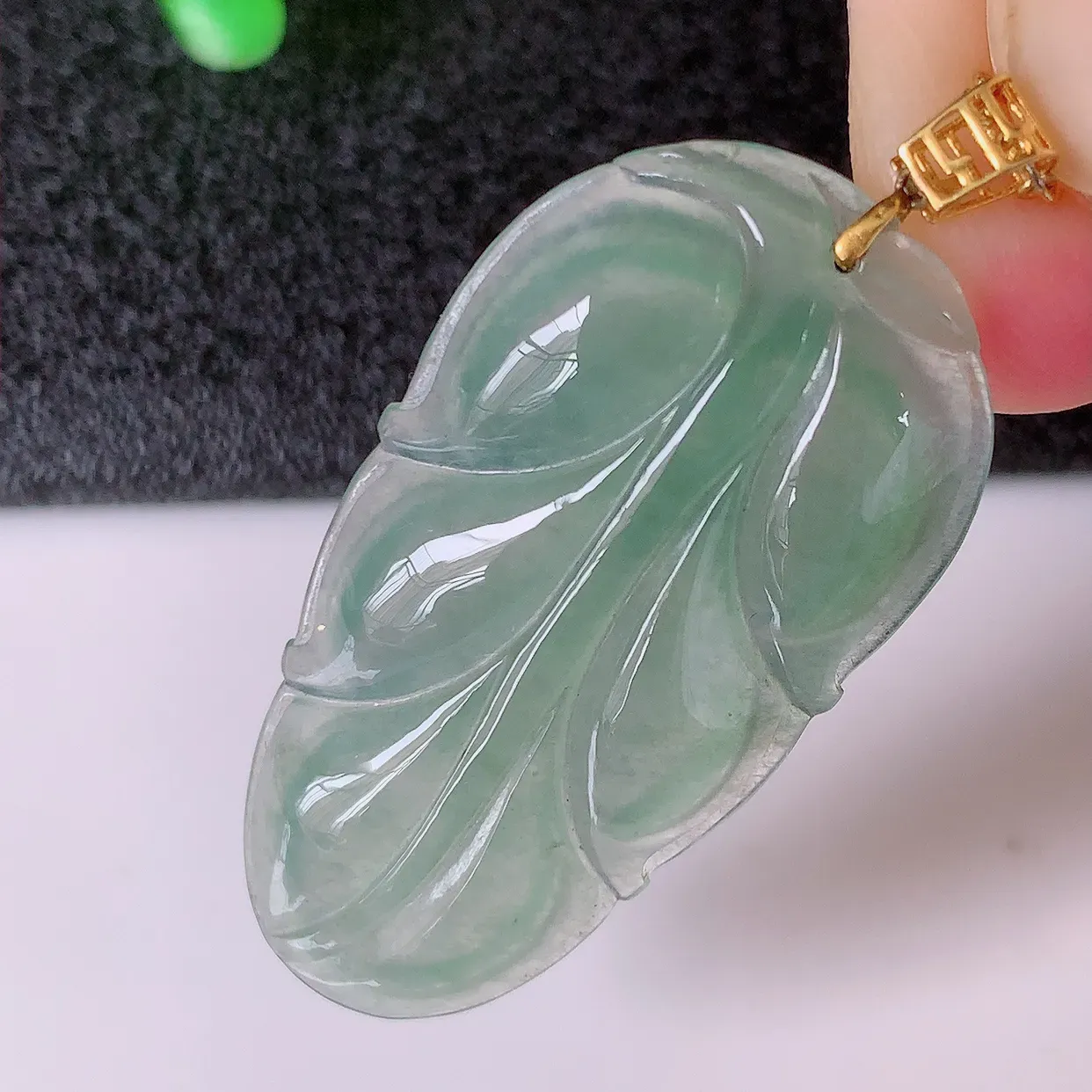 18K金镶嵌冰种翡翠金枝玉叶叶子吊坠，种老水足，雕工精湛 ，寓意美好，佩戴时尚出众！#12.24