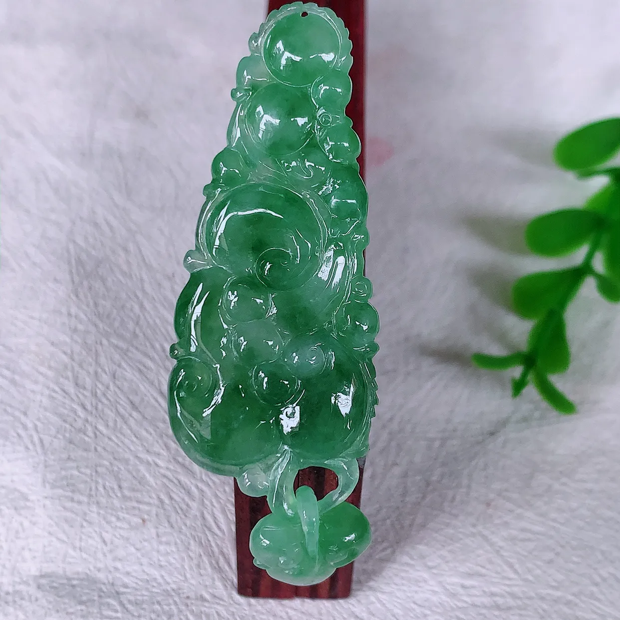 自然光实拍，冰飘花翡翠如意吊坠，冰透，翠色灵动，饱满，万事如意，如意一生，配戴精美！#01.19