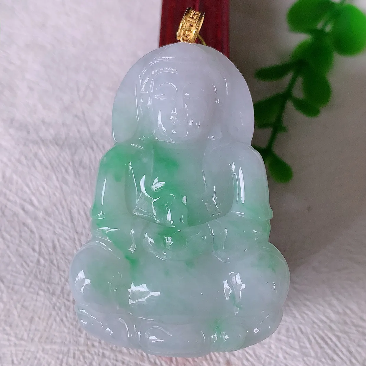18k金镶嵌冰飘绿翡翠观音菩萨吊坠，沁人心脾，精致典雅的设计，为佩戴者，增添色彩，送礼自留都是佳品选