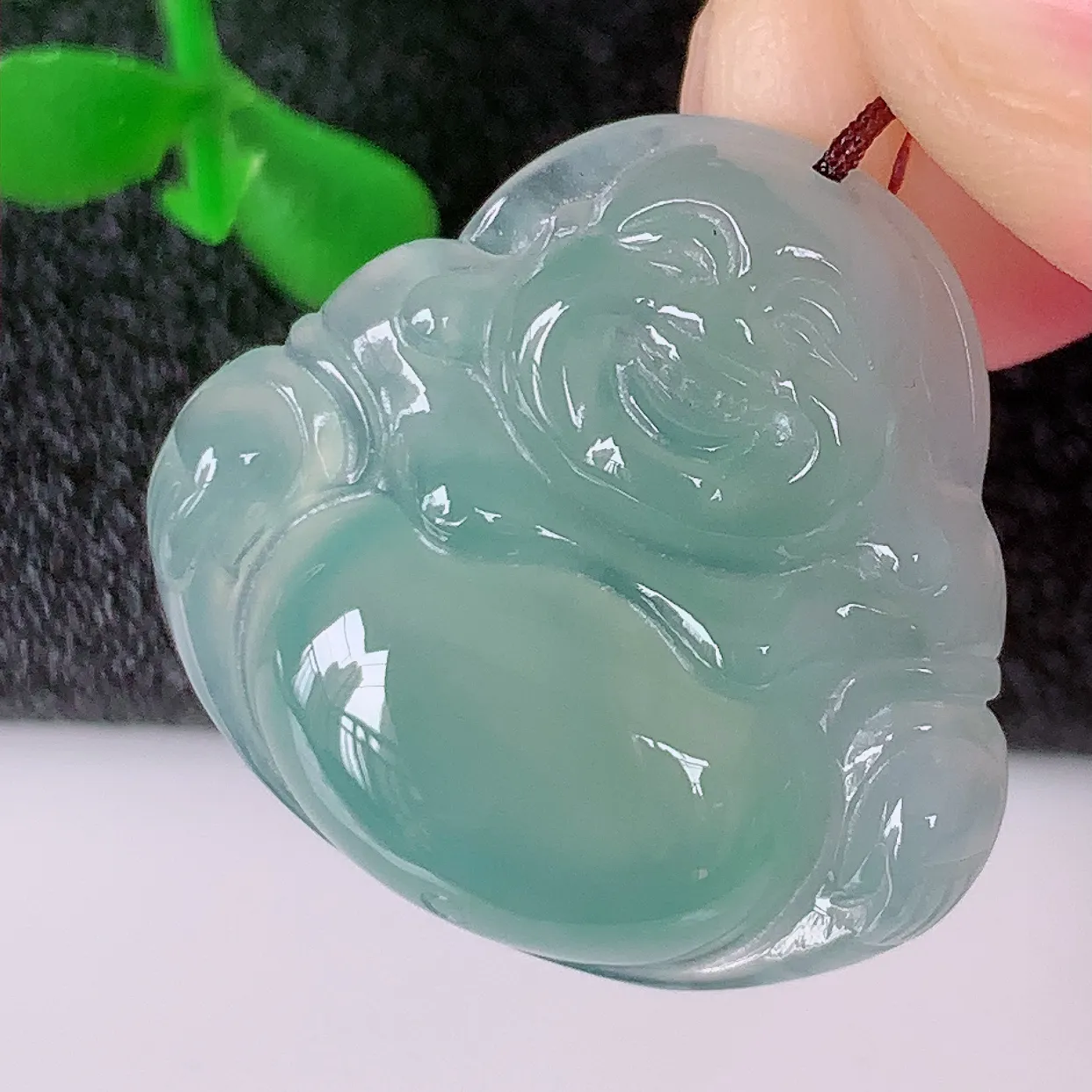 自然光实拍，冰种翡翠佛公，水灵起胶，翠色迷人，佛公在心中，一生平安，饱满圆润，开怀大笑佛公，配戴灵气十足！#46.24