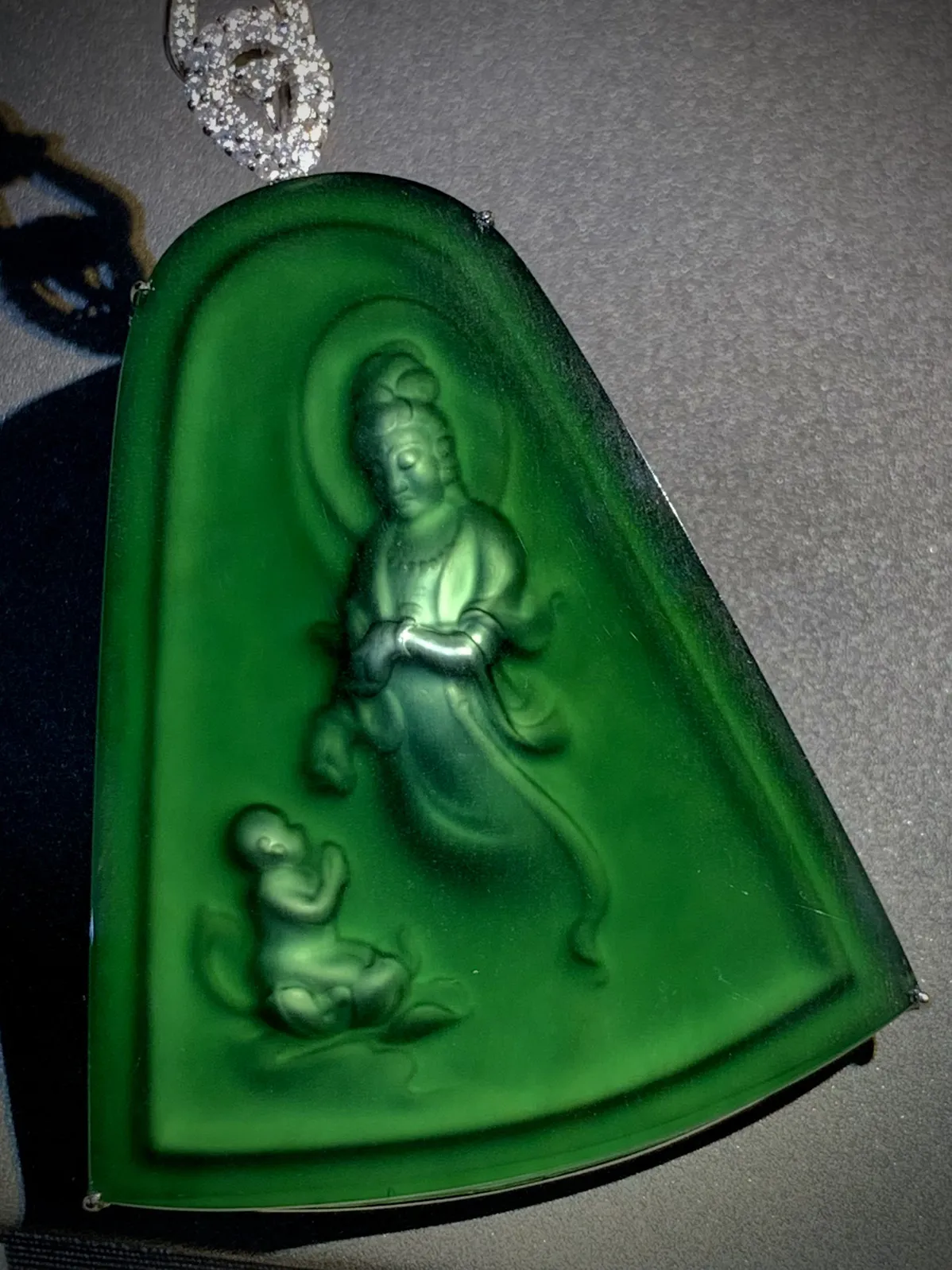 【诚心向佛】，缅甸天然翡翠蓝水料子，
自在观音菩萨，
裸石约53-43-3mm，整体约63.6-44