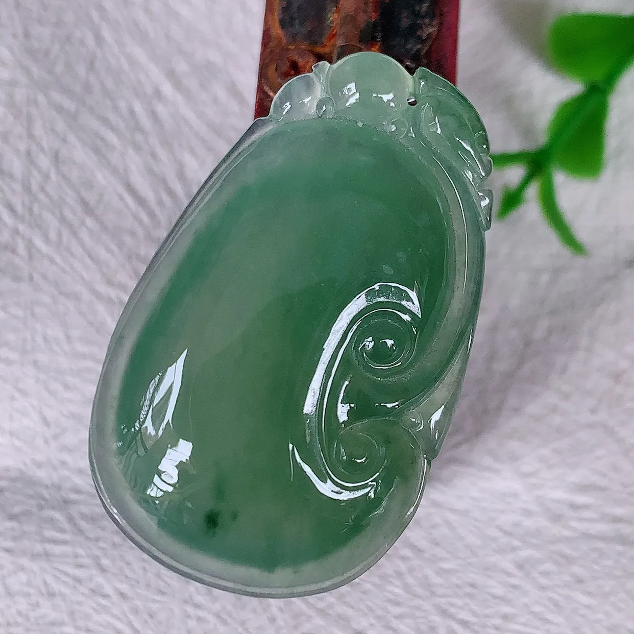自然光实拍，冰种满绿飘花翡翠如意吊坠，冰透，翠色灵动，饱满，万事如意，如意一生， 配戴精美！#01.19