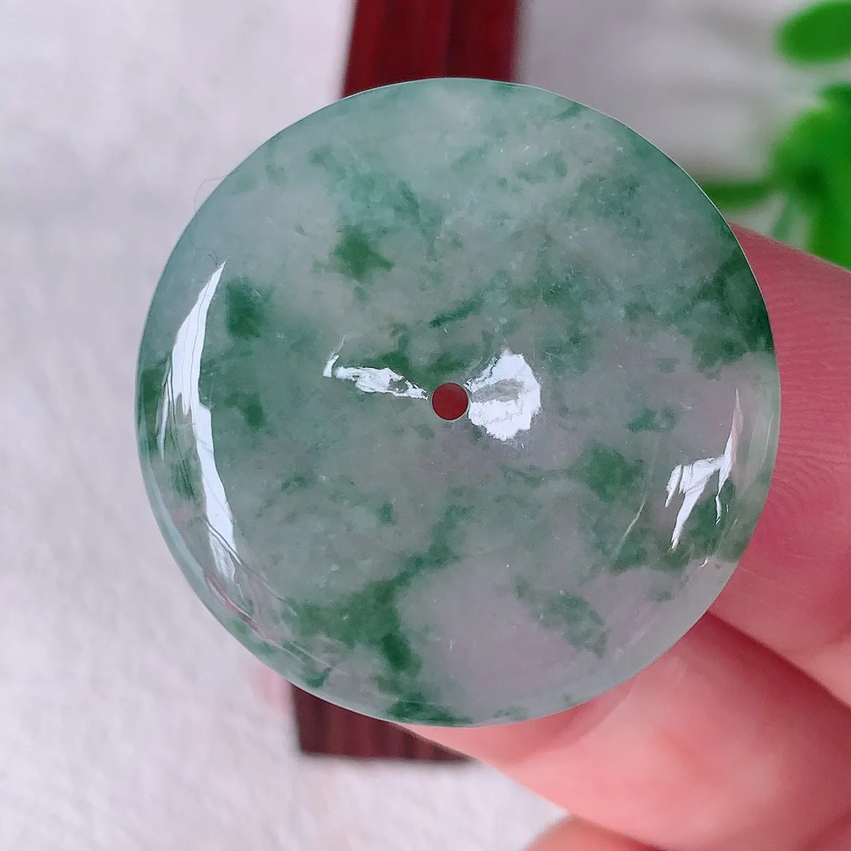 自然光实拍，冰种飘花翡翠平安扣吊坠，玉扣，平安是福；很美的料子，平安扣佩戴优雅迷人！#60.24