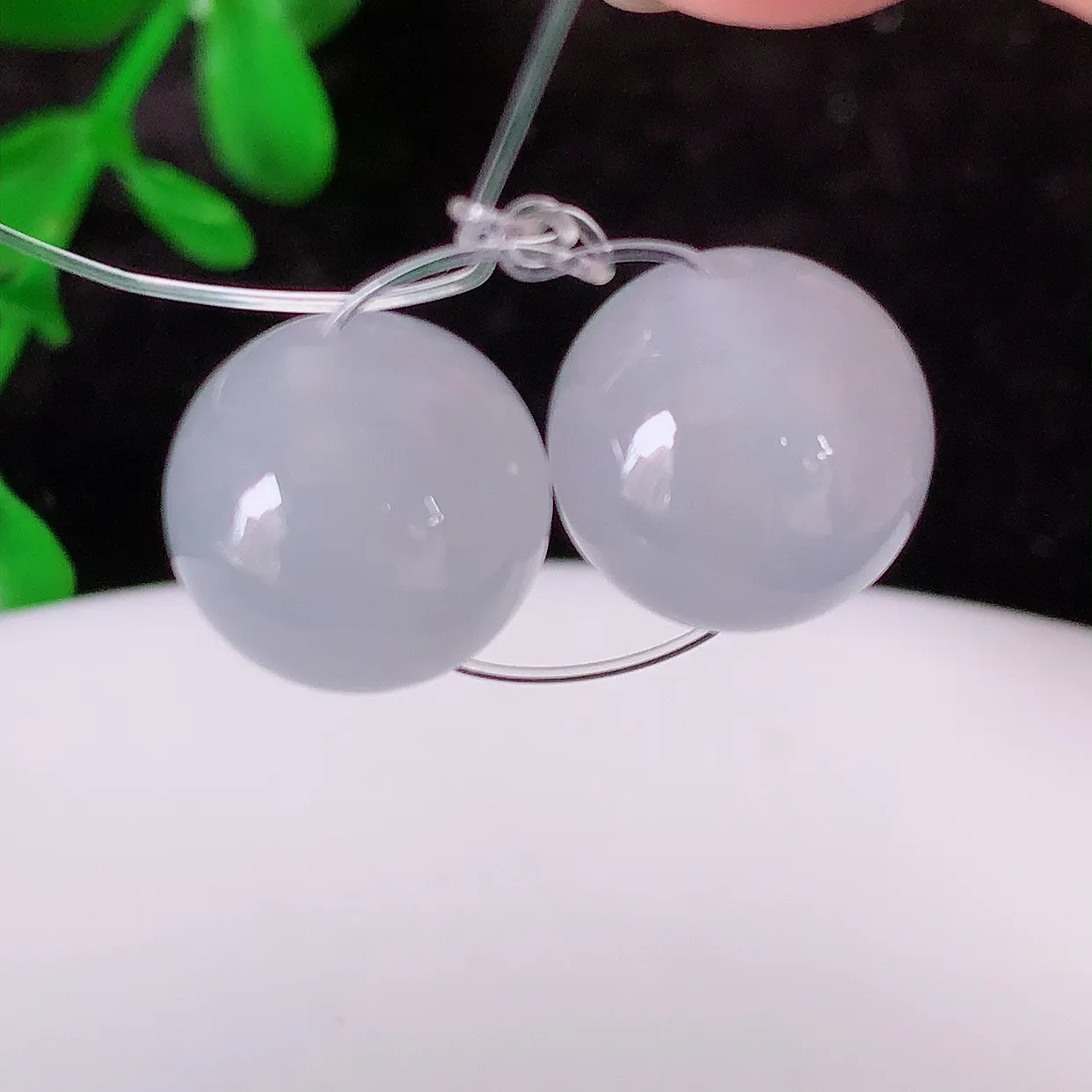 自然光实拍，冰种翡翠一对圆珠，转运珠吊坠，寓意“时来运转，财源滚滚” 寓意佳，荧光灼灼，转运珠佩戴时尚优雅！#41.22尺寸10.5mm