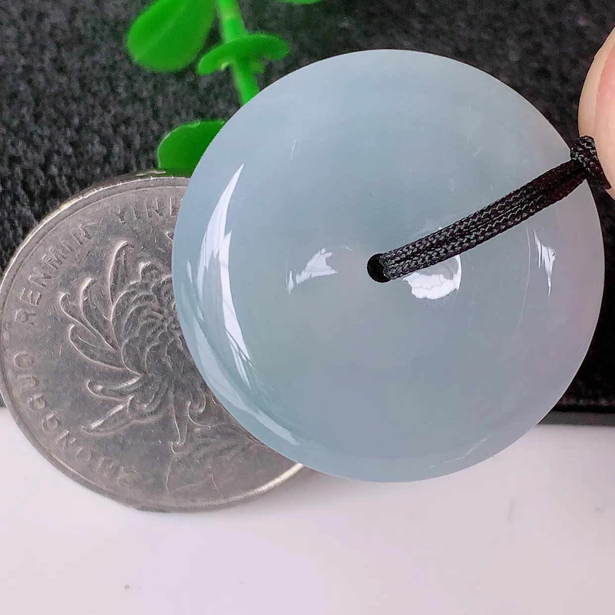 自然光实拍，冰种翡翠平安扣吊坠， 品相佳，美感十足，寓意平平安安，平安扣佩戴精美时尚！#41.24