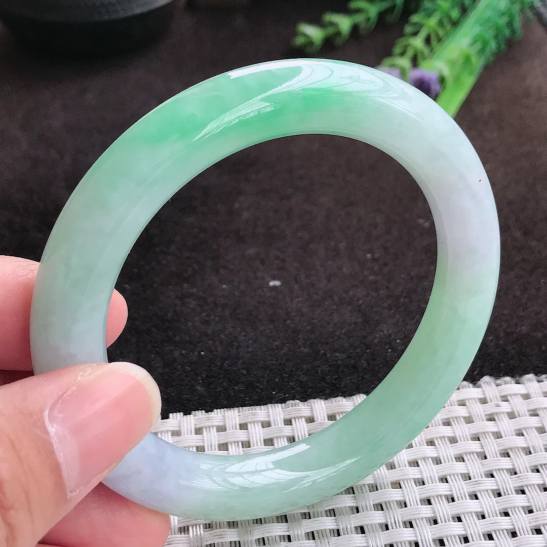 自然光56.5/10.2/10老坑精美温润飘绿圆条手镯翡翠玉镯手环