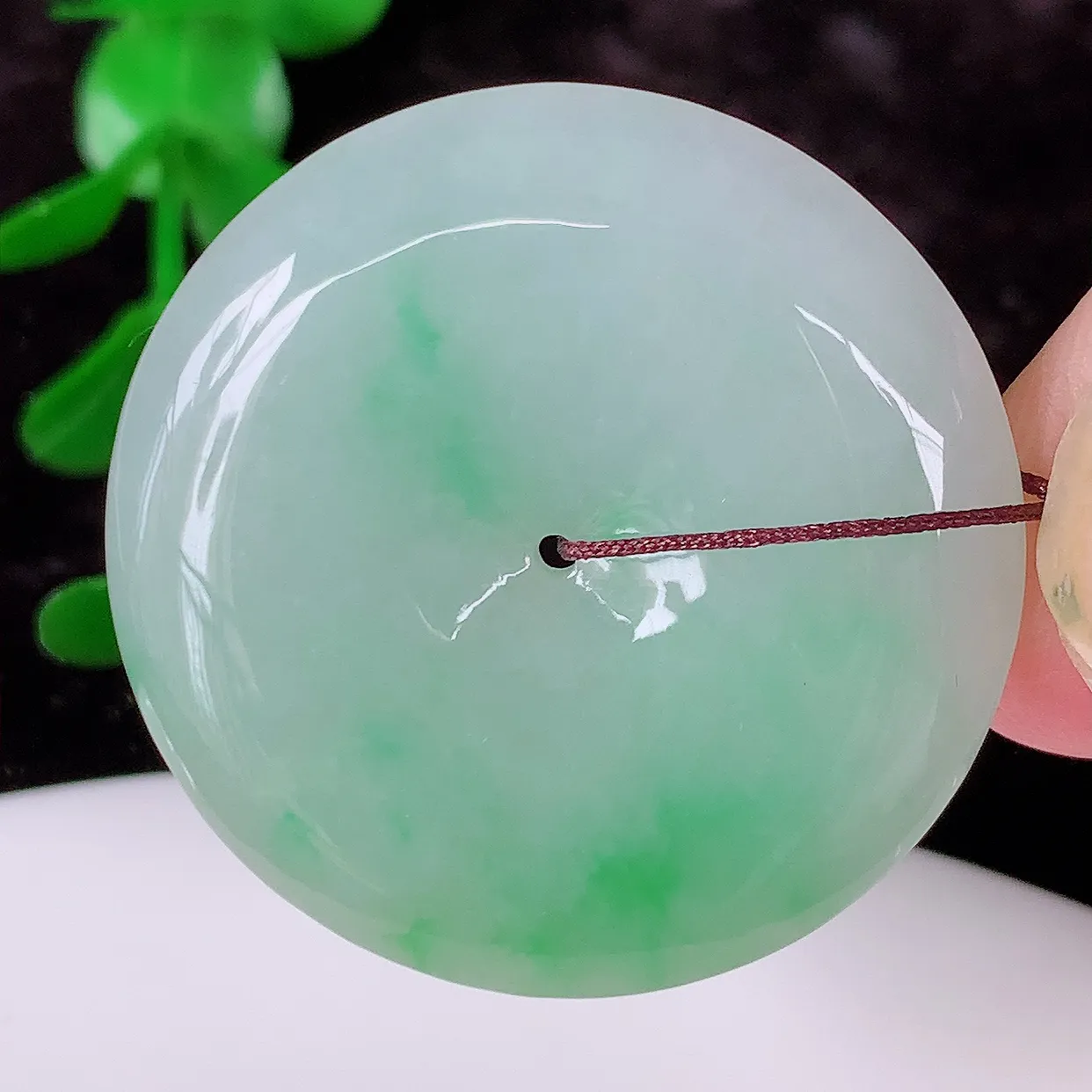 自然光实拍，水润飘绿翡翠平安扣吊坠，品相佳，美感十足，寓意平平安安，平安扣佩戴精美时尚！#57.19