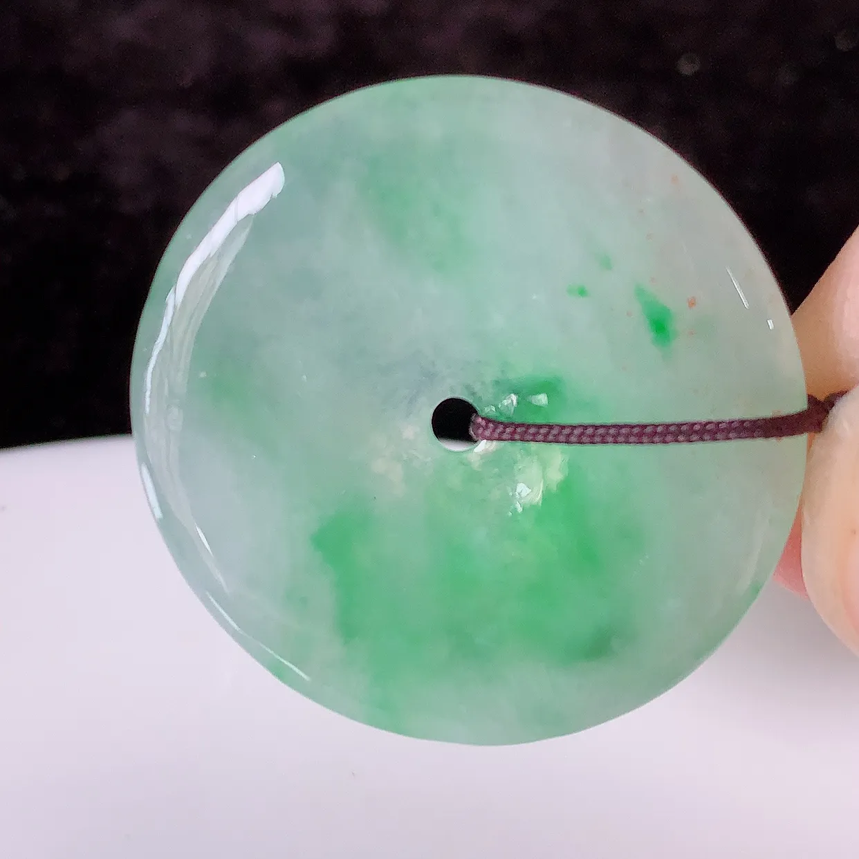 自然光实拍，冰种飘阳绿翡翠平安扣吊坠，平平安安，种水很好，配戴精美！#41.22