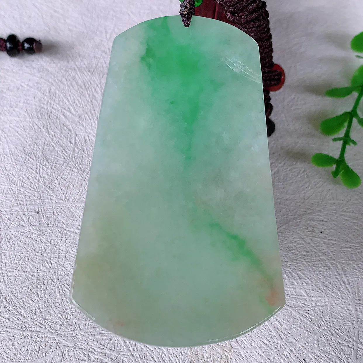 自然光实拍，冰润黄加绿翡翠山水牌吊坠，翡翠山水，立体生动形象，山水素材布局合理，意境感佳，佩戴上身效果更高贵 #46.24