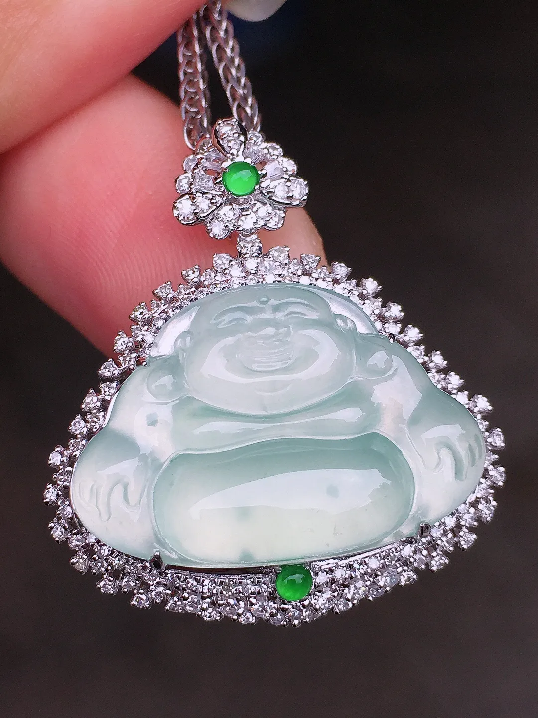 冰种佛公吊坠，玉质细腻，荧光感超
强，饱满圆润，尽显优雅气质，18k
金豪华镶嵌