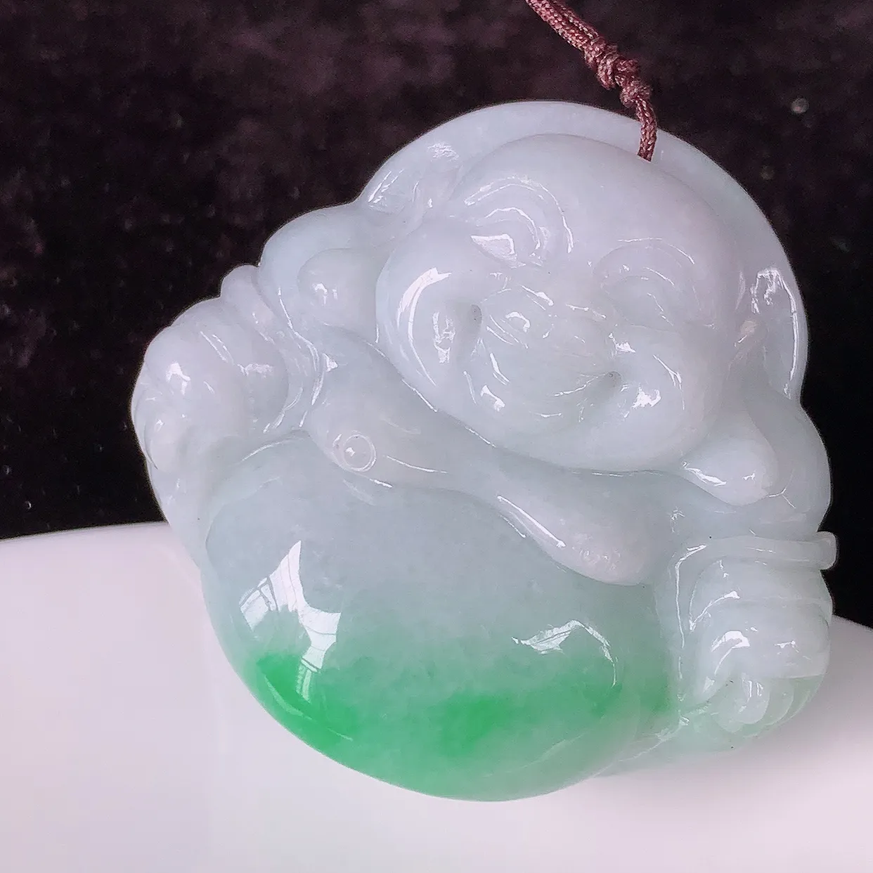 自然光实拍，大件厚装飘绿翡翠佛公吊坠，笑口常开，佛公在心中，一生平安幸福，佛公翠色迷人，佩戴佳品！#41.24