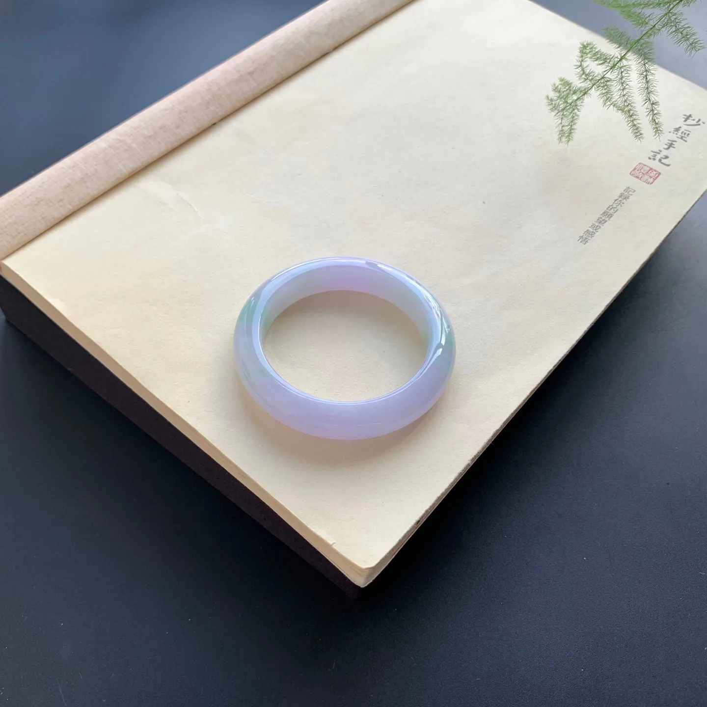 49圈口紫罗兰飘绿正圈手镯 尺寸：49-11.5-8.6，无纹裂，色泽艳丽，细腻光滑