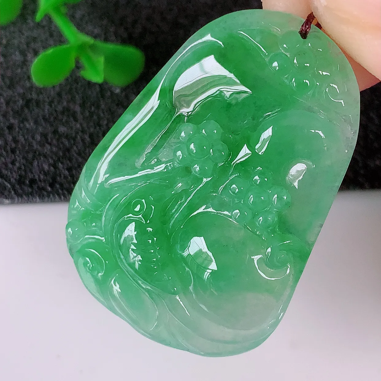 自然光实拍，冰飘绿翡翠喜上眉梢吊坠，时人之家，闻鹊声皆以为喜，故谓喜鹊报喜。”题材有喜上眉梢，双喜临门，花开富贵的美好意义。性价比超值！#57.24