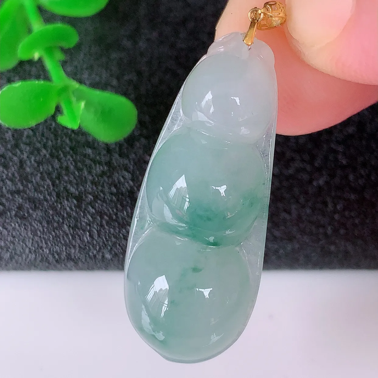 18K金镶嵌冰种飘花翡翠福豆吊坠，平安豆福豆玉坠，冰润通透，豆粒饱满，寓意：豆蔻年华！#49.24