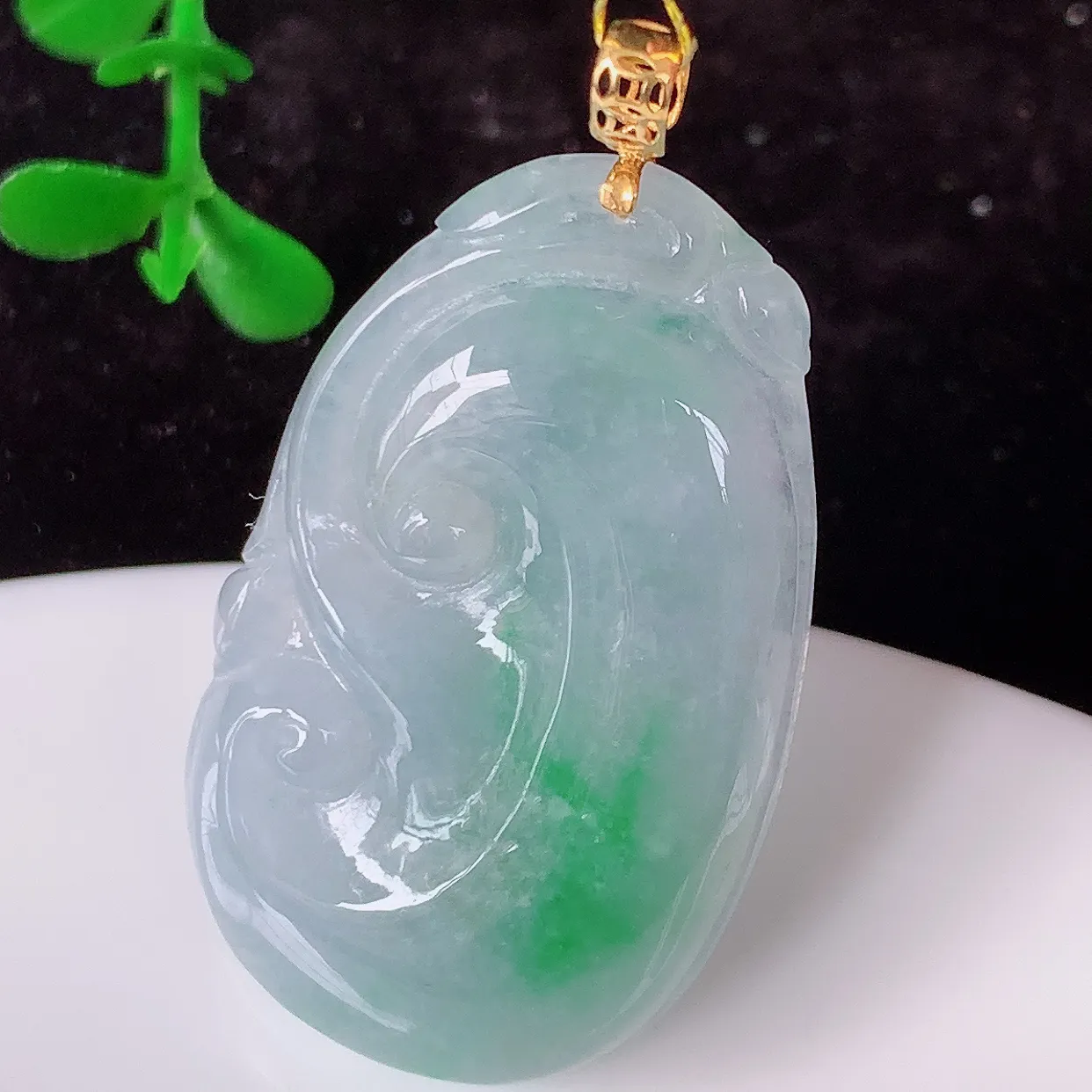 18K金镶嵌冰润春带彩翡翠如意吊坠，玉质细腻，时‮大尚‬方，款式经典，佩戴优雅高贵上档次！#35.24
