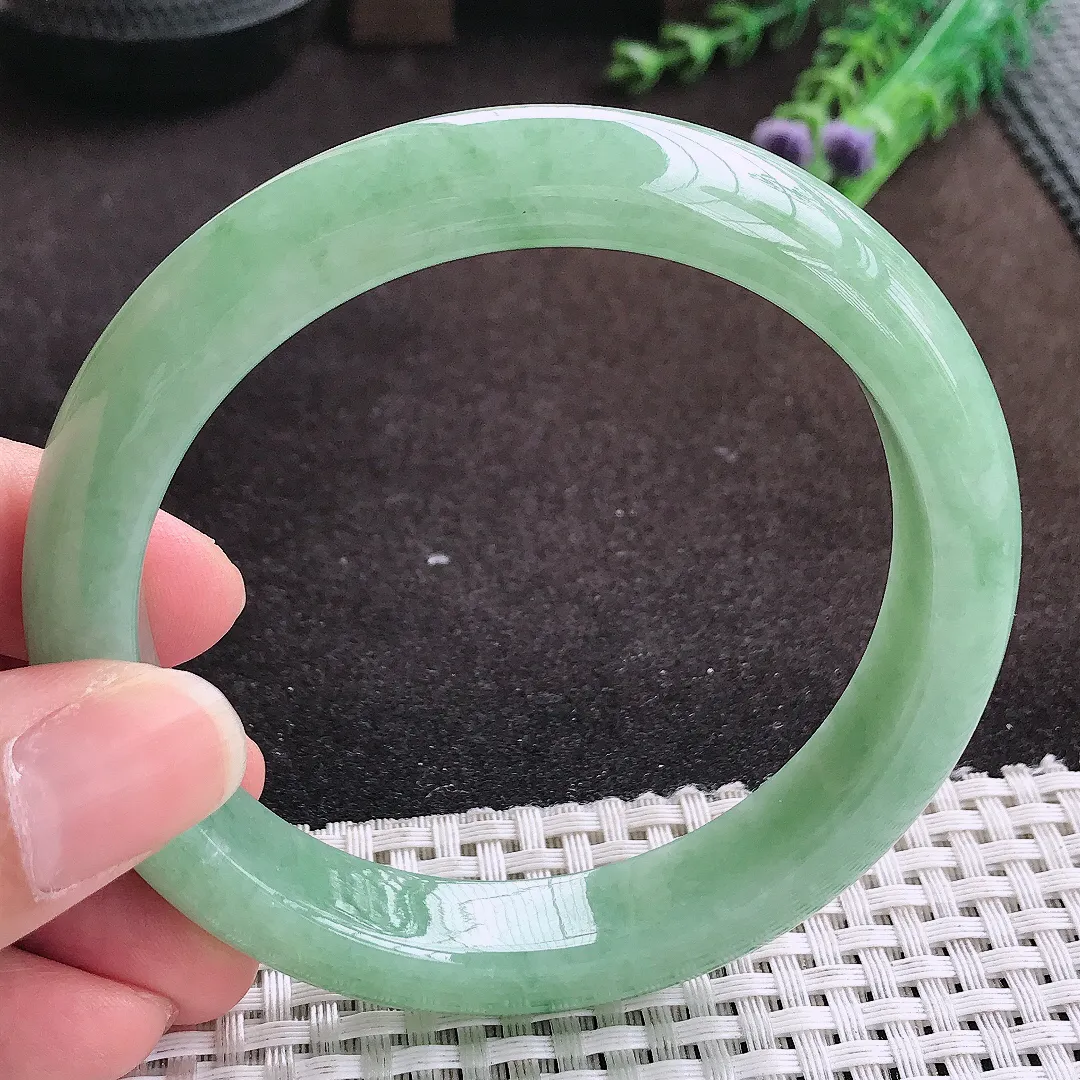 自然光61.5/12.2/8.8老坑精美温润满绿手镯大圈口宽边翡翠玉镯手环